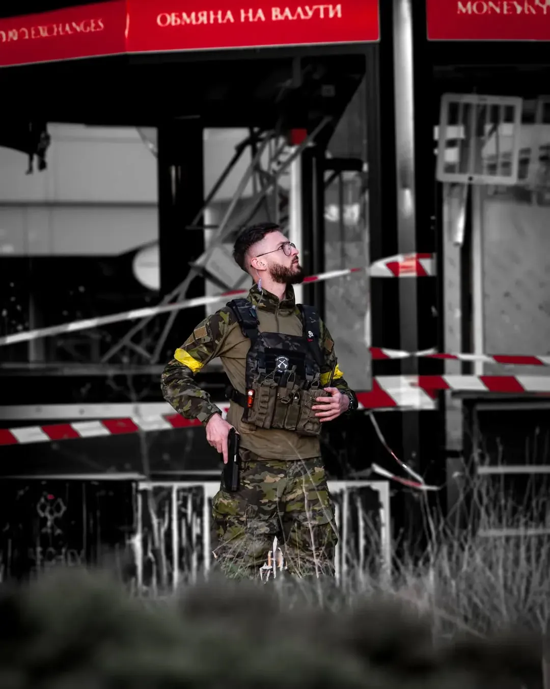 Airsoft player transitioning to a sidearm during a game